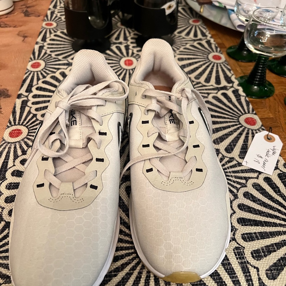 Nike Women's Light Gray and Black Athletic Shoes